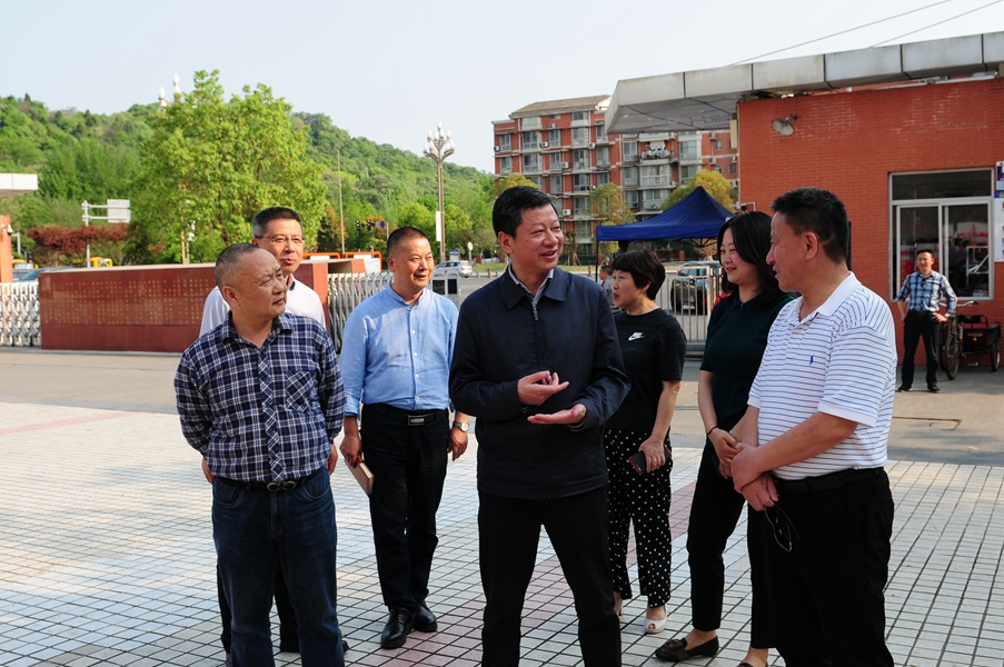 1555902723278830.jpg 屈直調(diào)研德陽(yáng)外國(guó)語(yǔ)學(xué)校.jpg