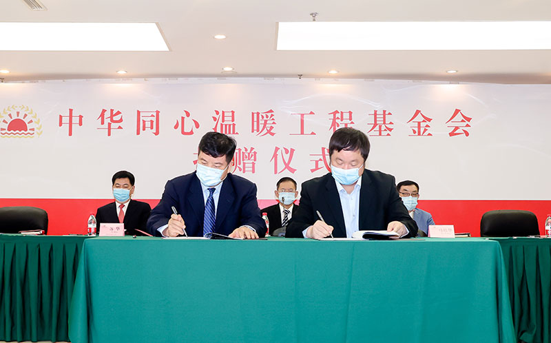 方乃純代表基金會(huì)與佳龍現(xiàn)場(chǎng)簽約.jpg 方乃純代表基金會(huì)與佳龍現(xiàn)場(chǎng)簽約.jpg