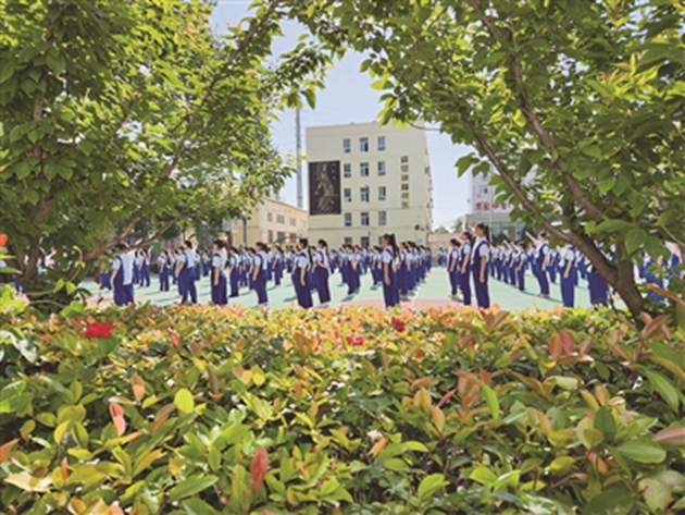 靈寶職業(yè)中等學(xué)校的學(xué)生正在學(xué)校操場(chǎng)上做著體操。調(diào)研組成員們被這些祖國(guó)花朵們釋放出的朝氣蓬勃的精氣神所打動(dòng)。本報(bào)特邀委員記者 黃宇光 攝.jpg