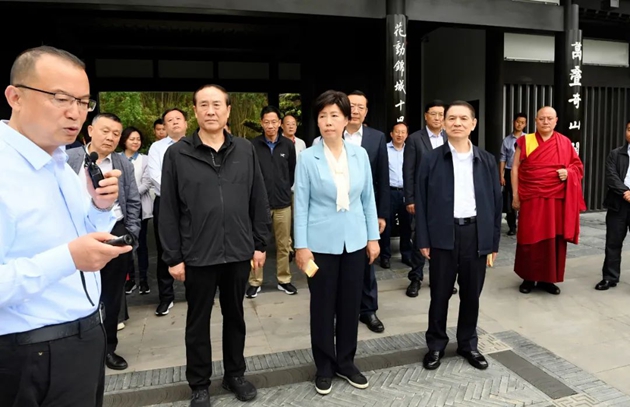 考察組在世園會主會場中華園藝展區(qū)成都園聽取有關情況介紹。記者 姜寒冬 攝.jpg