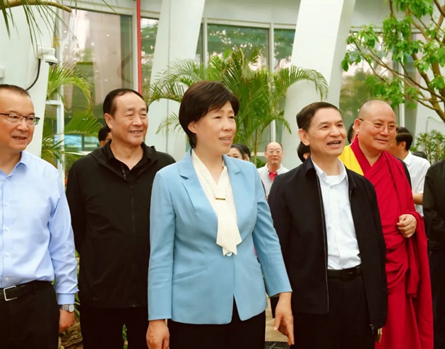 考察組在世園會主會場植物館考察展陳情況。記者 姜寒冬 攝.jpg