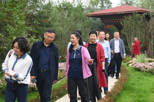 考察組在世園會國際園藝展區(qū)考察。記者 姜寒冬 攝.jpg