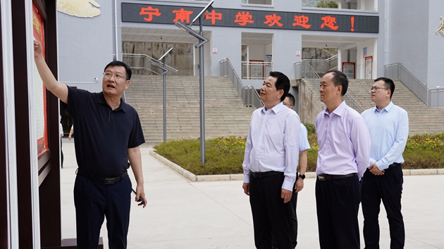 蘇華一行來(lái)到寧南中學(xué)北校區(qū)，詳細(xì)了解我縣教育發(fā)展情況。_副本.jpg